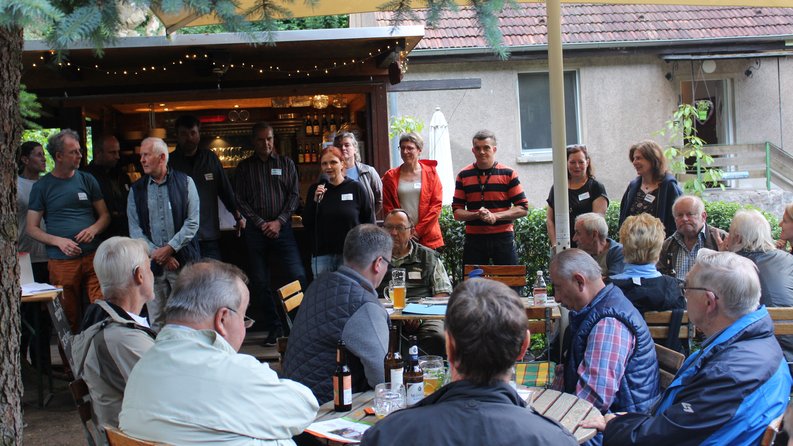 Vorstellungsrunde im Biergarten